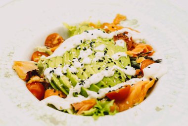 Gurme somon ve avokado salatası.