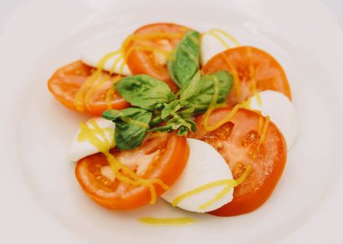 Domates, mozzarella ve fesleğenli caprese salatası.
