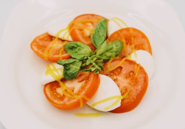 Domates, mozzarella ve fesleğenli caprese salatası.