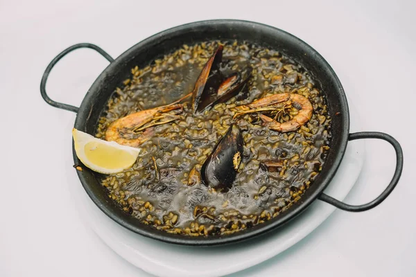 Prato Paella Arroz Preto Com Lula Camarão Mexilhões — Fotografia de Stock