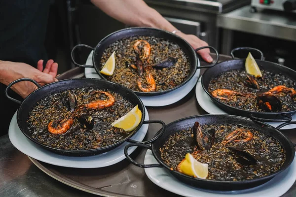 Prato Paella Arroz Preto Com Lula Camarão Mexilhões — Fotografia de Stock