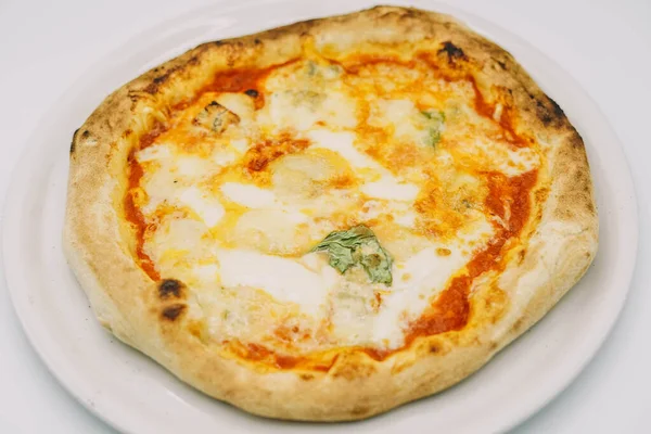 Pizza Maison Style Napolitain Avec Des Croûtes Épaisses — Photo