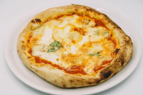 Pizza Caseira Estilo Napolitano Com Crostas Grossas — Fotografia de Stock