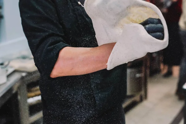 Підготовка Домашньої Піци Італійського Стилю Фахівцем — стокове фото