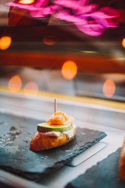 Gurme taze peynir, avokado ve somon kanapesi.