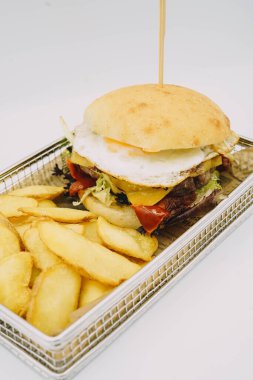 Çedar peynirli 300 poundluk gurme burger.