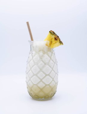 Pina colada kokteyli ananas şeklinde bir bardakta servis edilir.