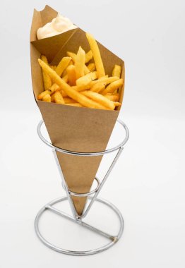Tatlı patatesli koni ve sosa batırılmış cips.