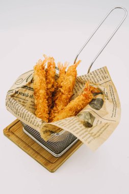 Bir barda mozzarella çubukları ve nugget tayınları