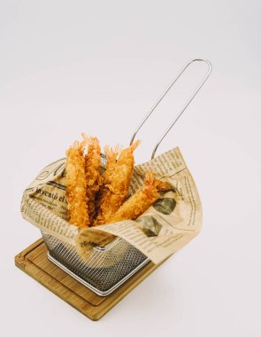 Bir barda mozzarella çubukları ve nugget tayınları