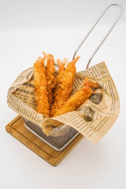 Bir barda mozzarella çubukları ve nugget tayınları