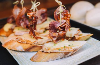 İber jambonu, kroket ve peynirli farklı kanepeler.