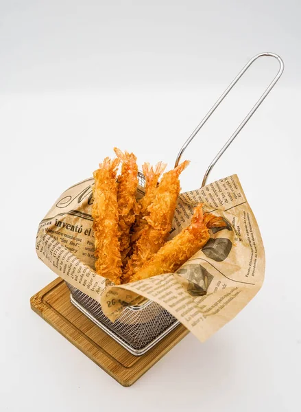 Bir barda mozzarella çubukları ve nugget tayınları