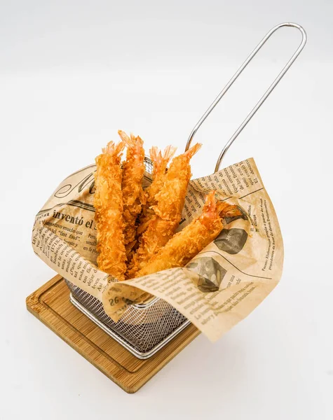 Bir barda mozzarella çubukları ve nugget tayınları