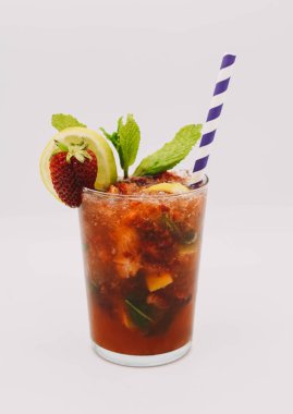 Limon suyu, ezilmiş buz ve naneli çilekli mojito.