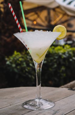 Limon ve tekilayla yapılan tipik bir margarita kokteyli.
