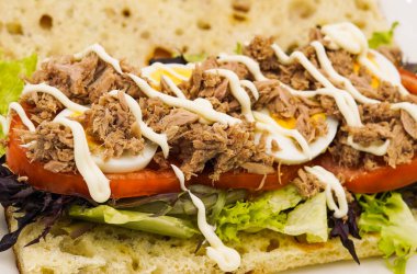 Ciabatta ekmekli sandviç, yanında domuz eti ve sebze.