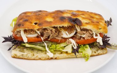 Ciabatta ekmekli sandviç, yanında domuz eti ve sebze.