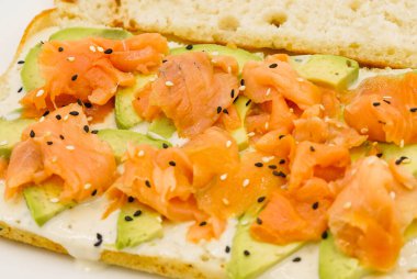 Ciabatta ekmekli sandviç, füme somon ve sebzeli.