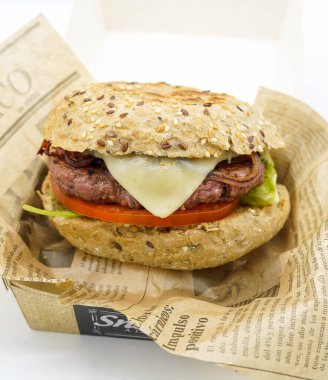 Çedar peynirli 300 poundluk gurme burger.