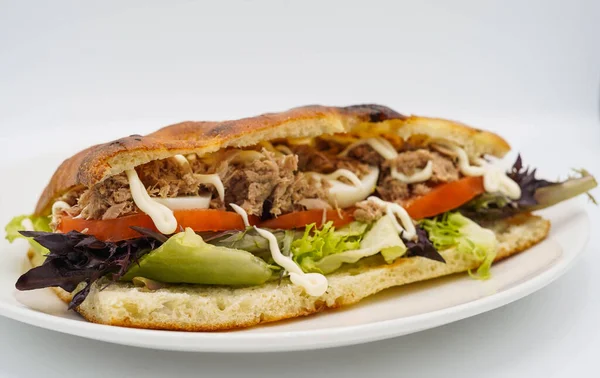 Ciabatta ekmekli sandviç, yanında domuz eti ve sebze.