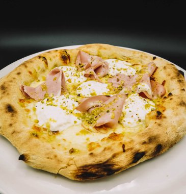 Tipik bir Napoli pizza carbonara aroması, ekşi hamurdan yapılır.