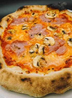 İberya usulü jambon ve mozzarella soslu Napoli pizzası.