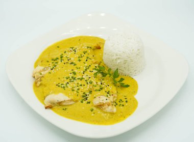 Beyaz pirinç ve köri soslu tavuk göğsü.