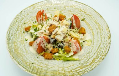 Domates, tavuk ve avokadoyla sezar salatası.