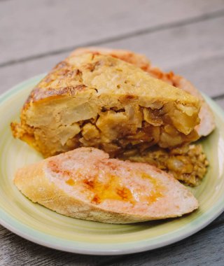 Tipik bir soğanlı İspanyol patates omleti.