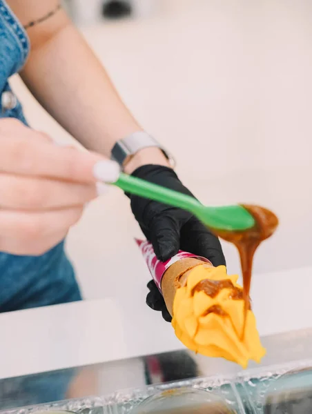 Gelados Iogurte Frescos Leves Com Coberturas Diferentes — Fotografia de Stock