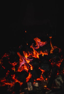 Restoran ızgarasında yanan kömürlerin görüntüsü