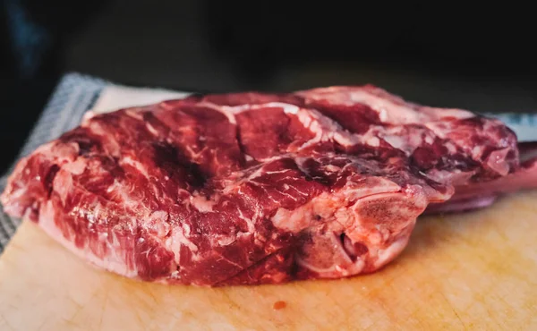 Stücke Rohes Rindfleisch Auf Einem Brett — Stockfoto