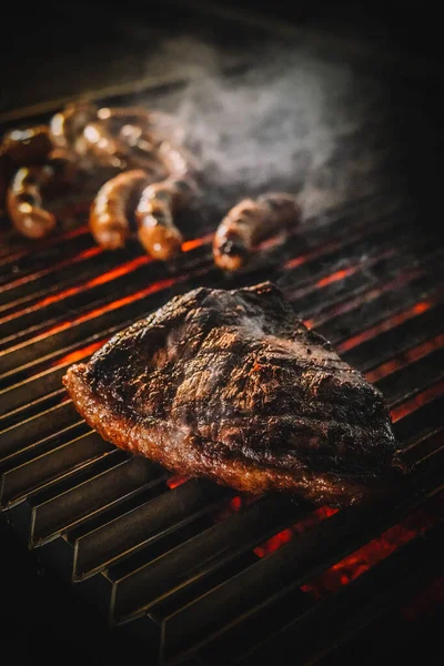 Belos Pedaços Carne Uma Grelha Carvão — Fotografia de Stock