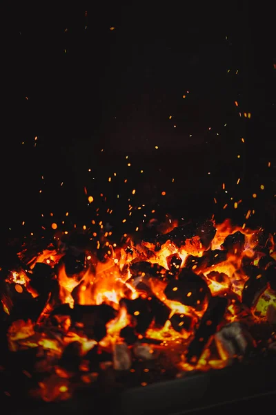 Restoran Izgarasında Yanan Kömürlerin Görüntüsü — Stok fotoğraf