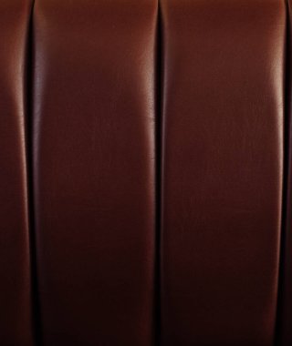 Kahverengi bir sığır derisi kanepenin arkası.