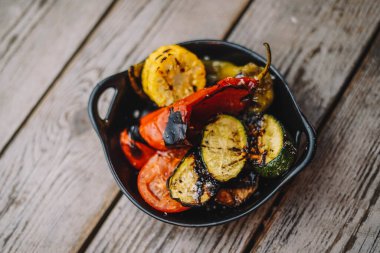 Arjantin restoranında farklı ızgara sebzeler.