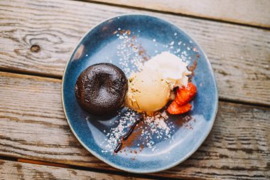 Bir kepçe dondurmalı çikolatalı tatlı.