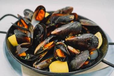 Bir porsiyon sarımsak ve maydanozlu midye.