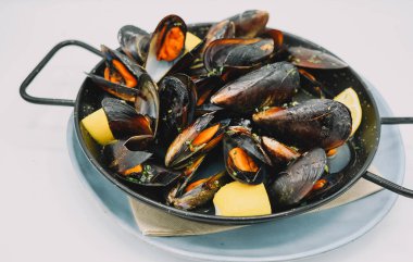 Bir porsiyon sarımsak ve maydanozlu midye.