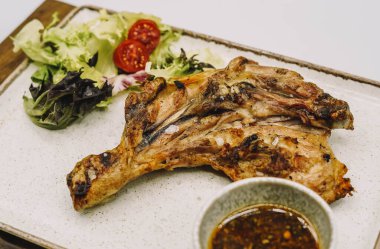 Lüks bir restoranda ızgara et.