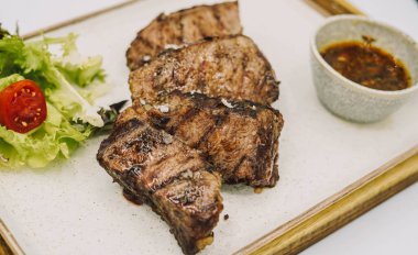 Lüks bir restoranda ızgara et.