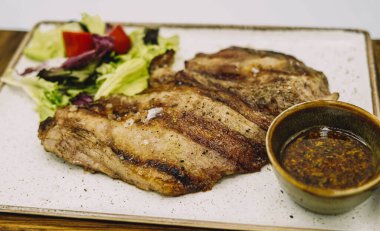 Lüks bir restoranda ızgara et.