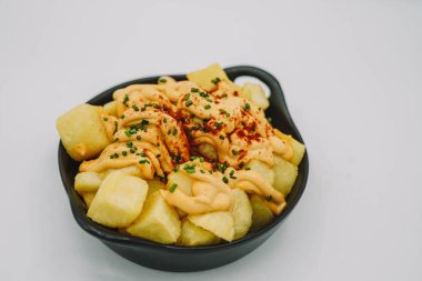 Baharatlı soslu İspanyol patatesi.