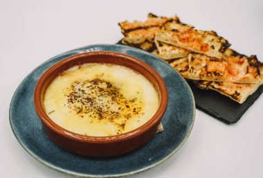 Eritilmiş provolone ızgara peyniri yemek için ideal.