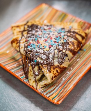 Nuetella krepi, çilek ve muz.