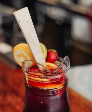 Kırmızı şarap ve meyve suyuyla yapılmış bir sürahi sangria.
