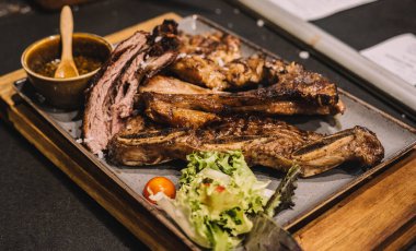 Lüks bir restoranda ızgara et.