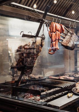 Lüks bir restoranda ızgara et.