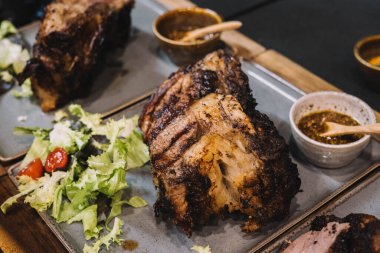 Lüks bir restoranda ızgara et.